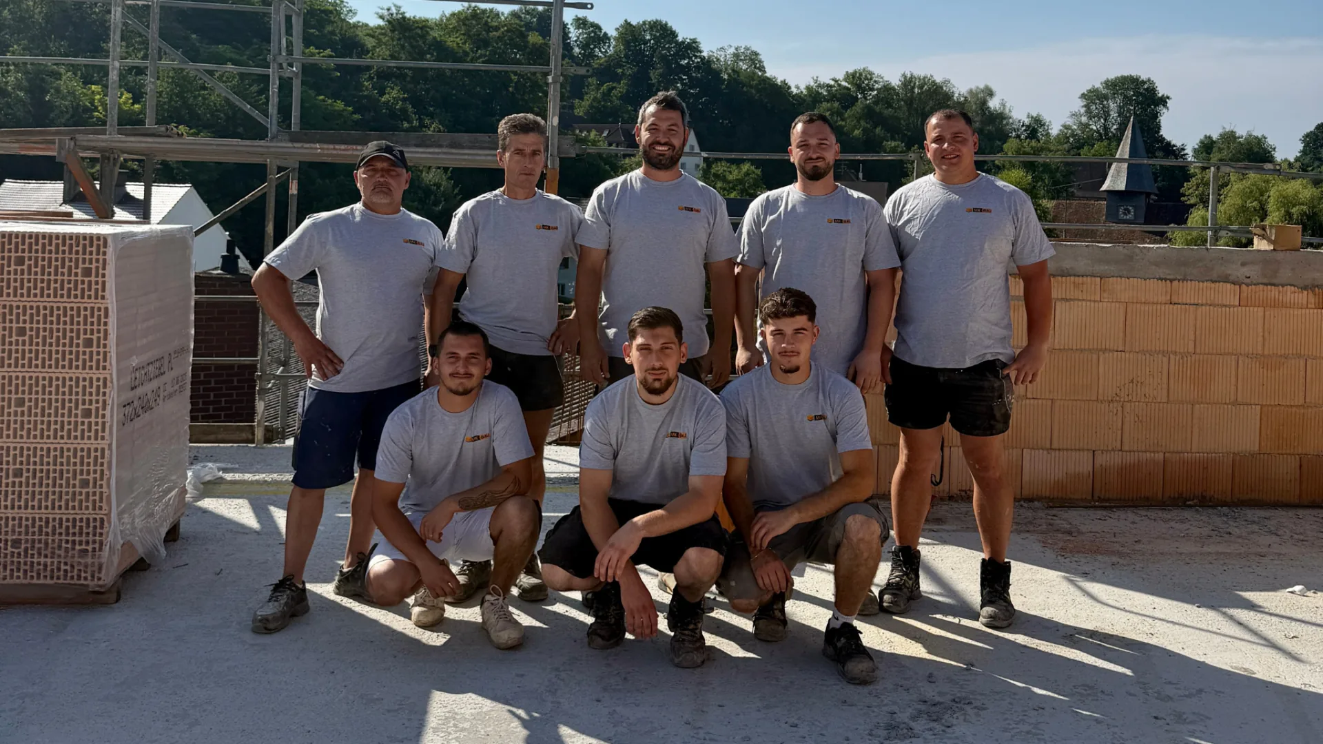 Teamfoto MK Bau auf einer Baustelle