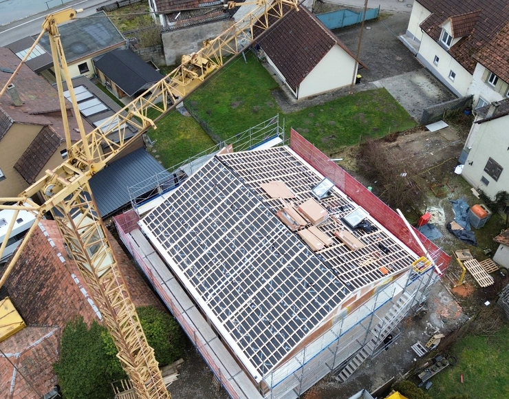 Dachansicht und Kran bei einem Zweifamilienhaus in Beuren